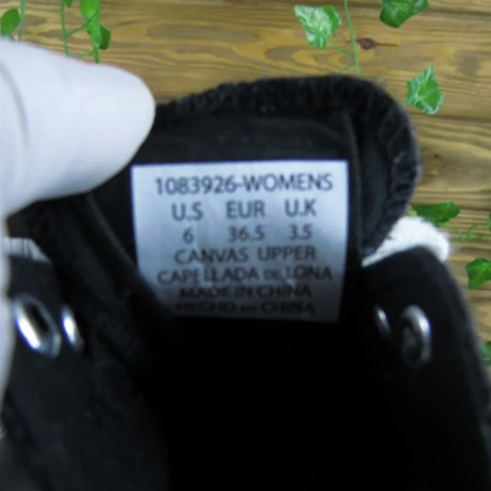 Levi's Women's  Sneaker Black Canvas Sz 6 Medium Gently‎ Used 2025